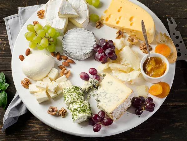 Различные виды сыра на тарелке — стоковое фото