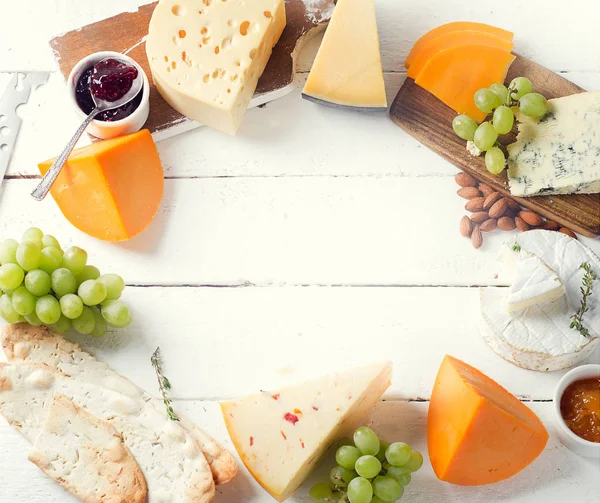 Different types of Cheeses served with grapes — Stock Photo, Image