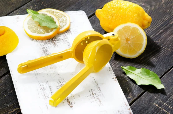 Wyciskacz do cytryny i świeżych cytryn — Zdjęcie stockowe