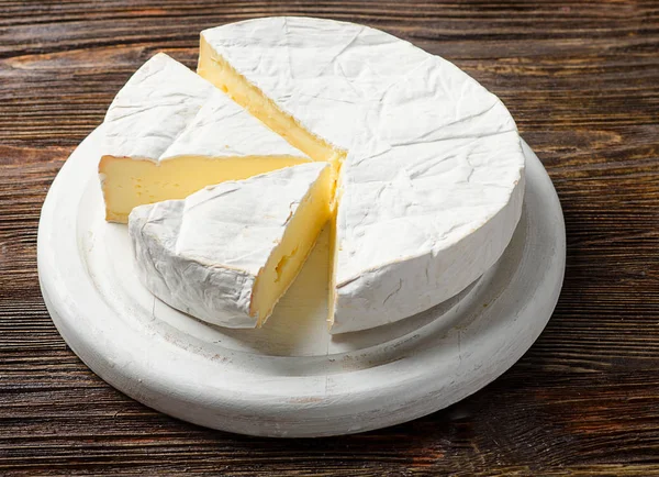 Сыр подается на деревянной тарелке — стоковое фото