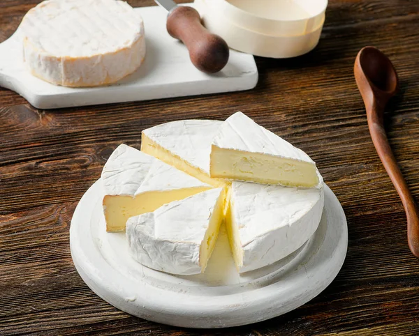 Krémový Brie na rustikální dřevěné desce — Stock fotografie