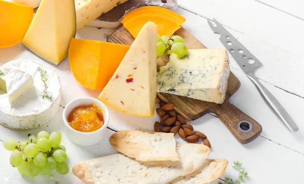 Diferentes tipos de queijos — Fotografia de Stock