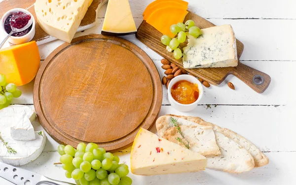 Cheese served with grapes — Stock Photo, Image