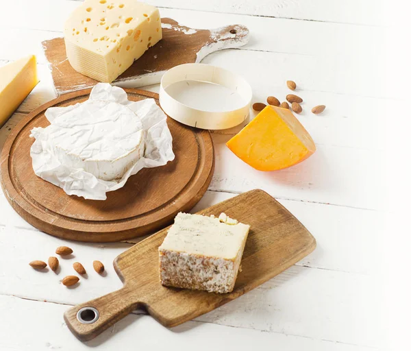 A fehér fa deszkán sajt — Stock Fotó