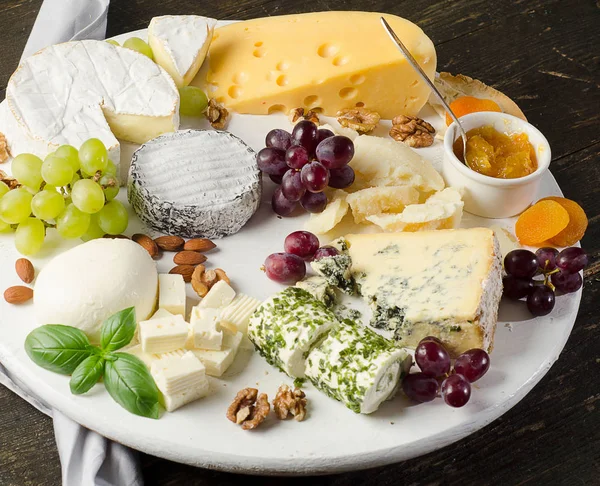 Delicioso queso en una mesa de madera . — Foto de Stock