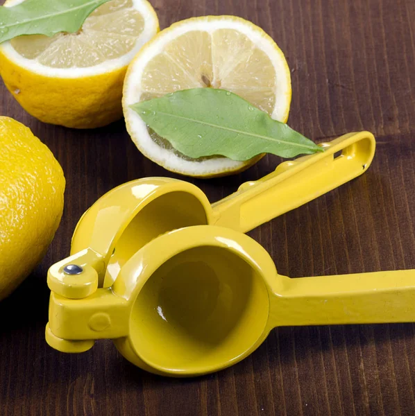 Соковыжималка и лимоны на борту — стоковое фото