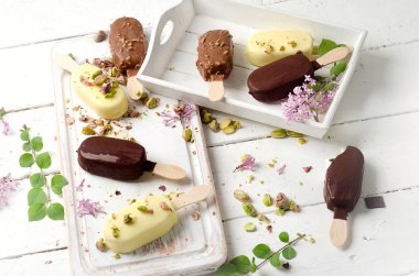 Çikolatalı dondurma popsicles 