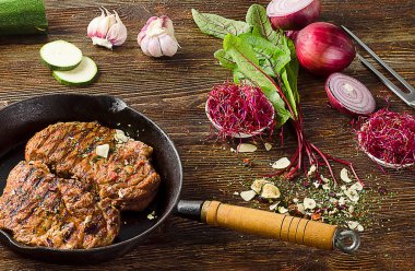 Tavada kavrulmuş biftek