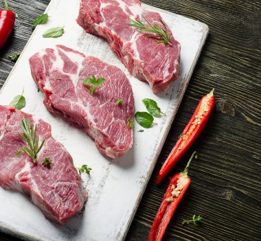 Beyaz tabak biftekpişmemiş domuz biftek