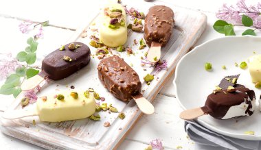 Çikolatalı dondurma popsicles 