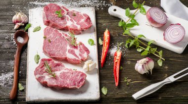 Beyaz tabak biftekpişmemiş domuz biftek