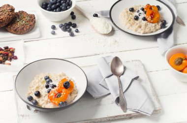 Yaban mersini ile ev yapımı yulaf ezmesi