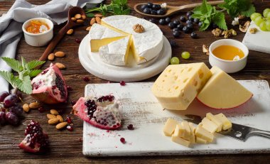 Üzüm, bal ve badem ile peynir