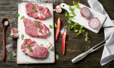 Beyaz tabak biftekpişmemiş domuz biftek