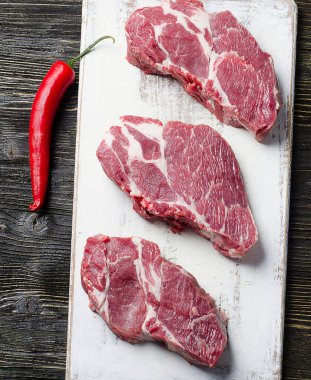 Beyaz tabak biftekpişmemiş domuz biftek