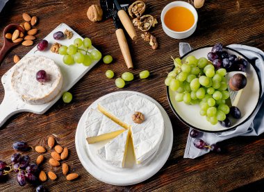 Üzüm ve badem ile peynir 