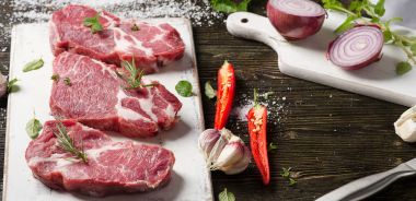 Beyaz tabak biftekpişmemiş domuz biftek