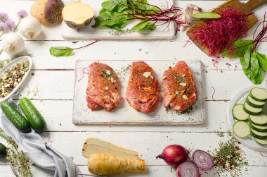 Biftek kesme tahtası üzerinde 