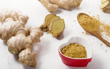 Beyaz tahta masada zencefil