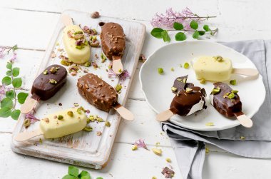 Çikolatalı dondurma popsicles 