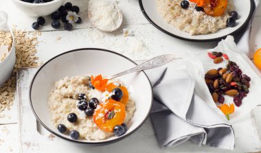 Yaban mersini ile ev yapımı yulaf ezmesi 