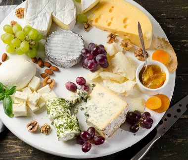 Ahşap bir masa üzerinde lezzetli peynir.