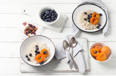 Yaban mersini ile ev yapımı yulaf ezmesi 