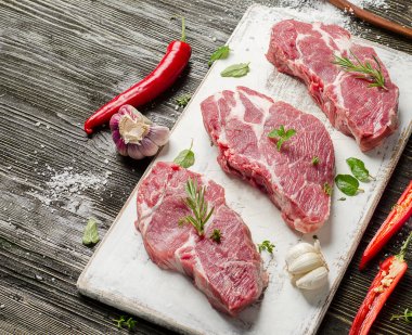 Beyaz tabak biftekpişmemiş domuz biftek