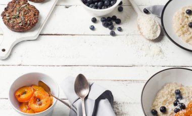 Yaban mersini ile ev yapımı yulaf ezmesi 