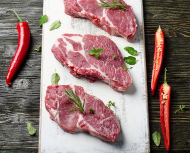 Beyaz tabak biftekpişmemiş domuz biftek