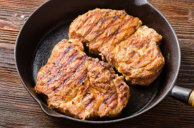 Tavada kavrulmuş biftek