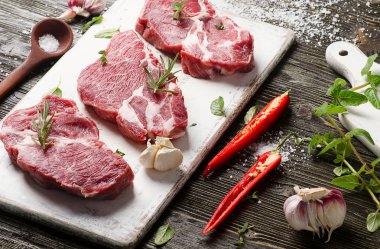 Beyaz tabak biftekpişmemiş domuz biftek