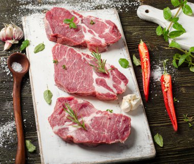 Çiğ biftek yemek için hazır.