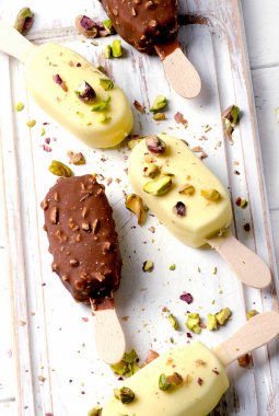 Çikolatalı dondurma popsicles 