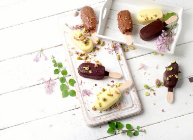 Çikolatalı dondurma popsicles 