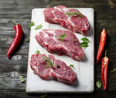 Beyaz tabak biftekpişmemiş domuz biftek