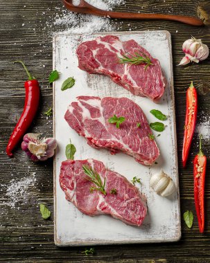 Çiğ biftek yemek için hazır.