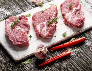 Beyaz tabak biftekpişmemiş domuz biftek