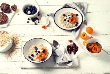 Yaban mersini ile ev yapımı yulaf ezmesi 