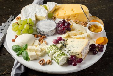 Ahşap bir masa üzerinde lezzetli peynir.