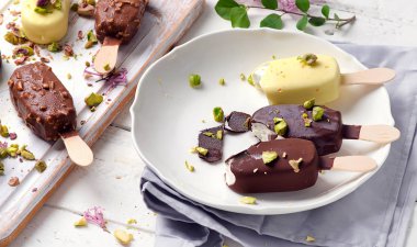 Çikolatalı dondurma popsicles 