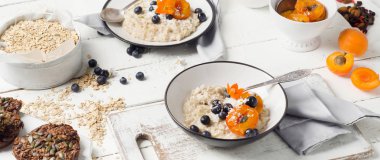 Yaban mersini ile ev yapımı yulaf ezmesi 