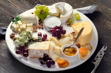 Ahşap bir masa üzerinde lezzetli peynir.