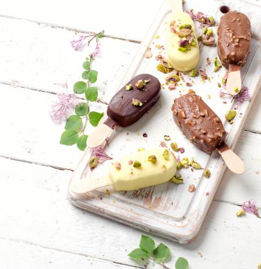 Çikolatalı dondurma popsicles 