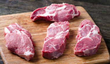 Beyaz tabak biftekpişmemiş domuz biftek