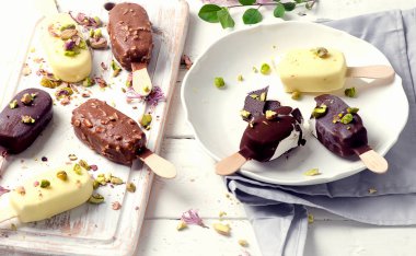 Çikolatalı dondurma popsicles 