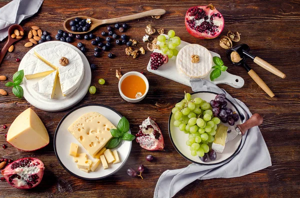 Сыр Бри с виноградом и орехами — стоковое фото