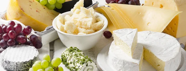 Delicioso queso con uvas — Foto de Stock