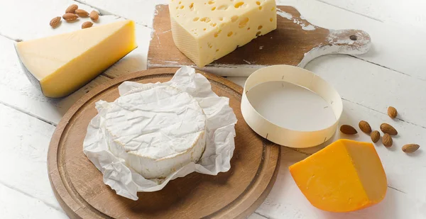Νόστιμο τυρί στον πίνακα — Φωτογραφία Αρχείου