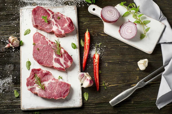 Beyaz tabak biftekpişmemiş domuz biftek